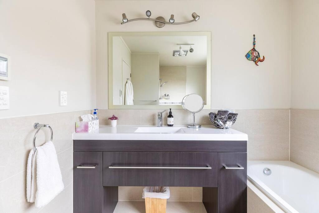 Quiet And Cosy Apartment Waikanae Luaran gambar